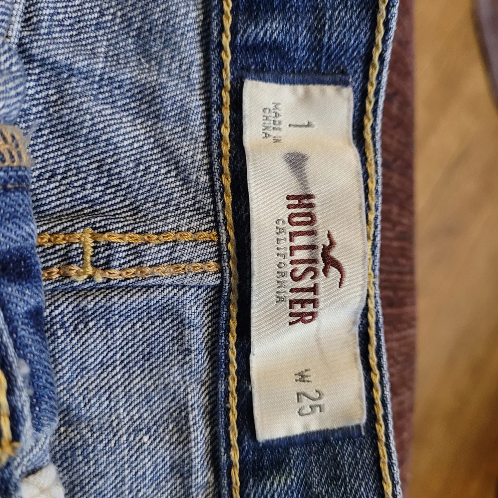 Hollister Distressed Denim Shorts Sz.1 - Picture 2 of 3
